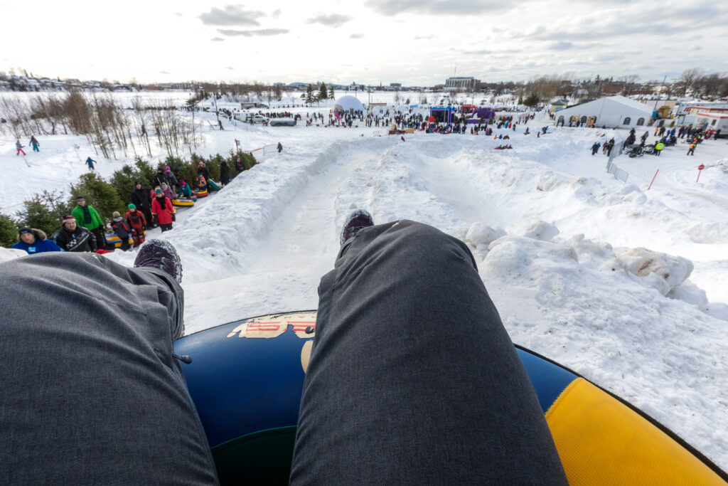 La glissade sur tube pendant la fête d'hiver de Rouyn-Noranda est l'un des nombreux rendez-vous pour faire cette activité en Abitibi-Témiscamingue.